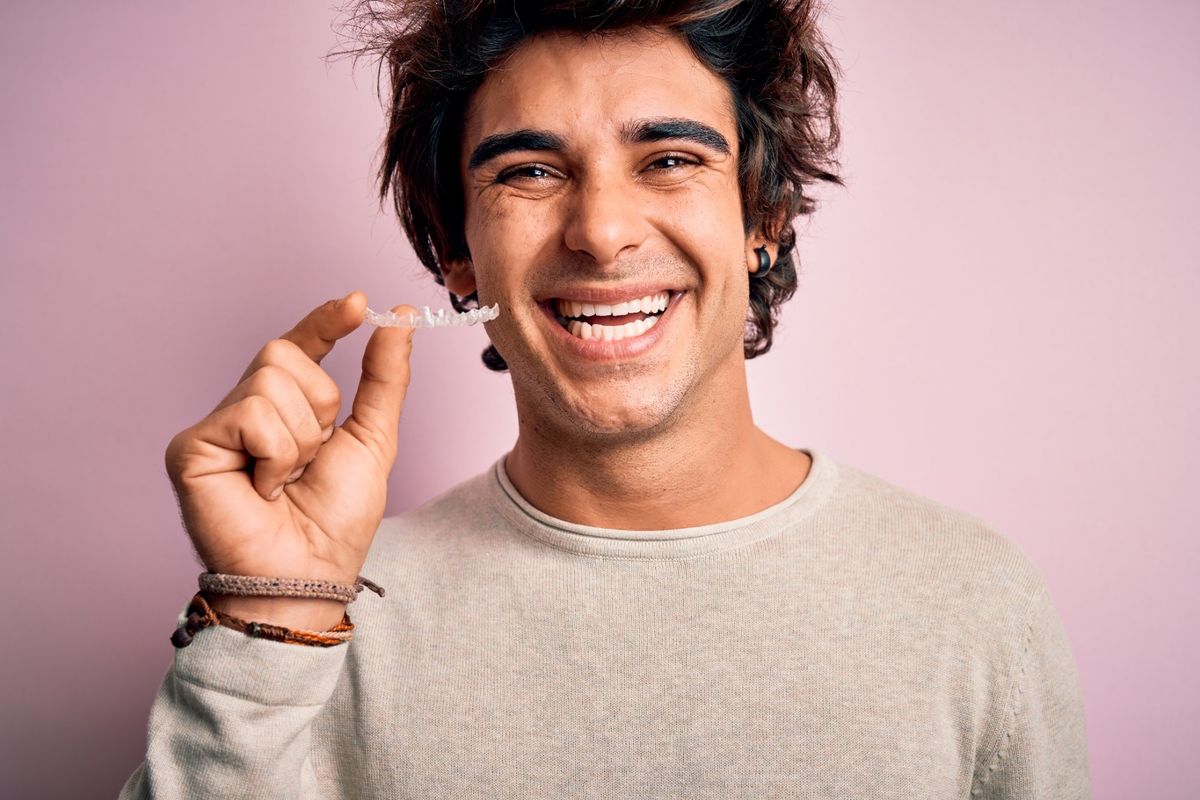 Mann mit Aligner
